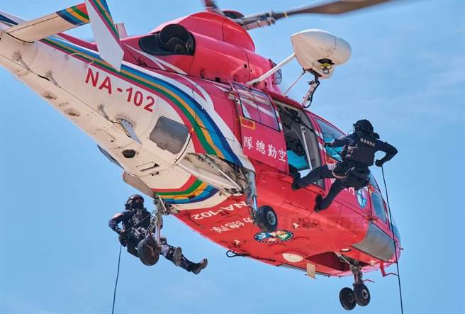 警政署積極尋求加入國際組織，強調有優異能力為國際共同打擊跨國犯罪做出貢獻。圖為維安特勤隊從空勤總隊直升機垂降。（資料照片／警政署提供）