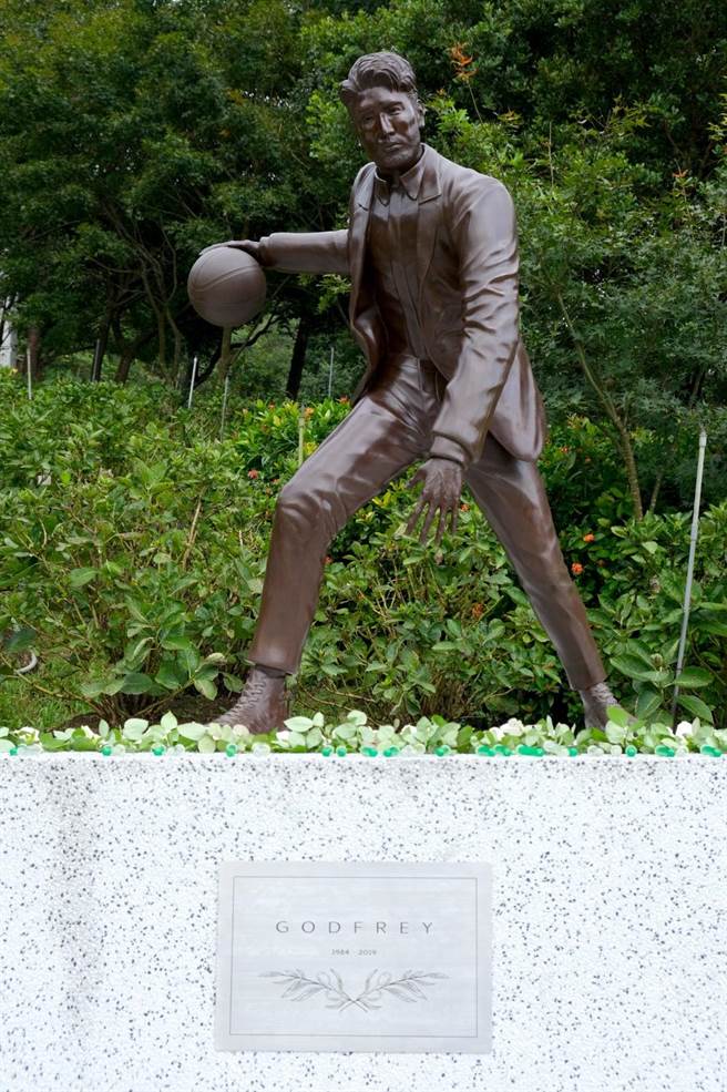 高以翔纪念铜像揭幕。（杰星传播提供）