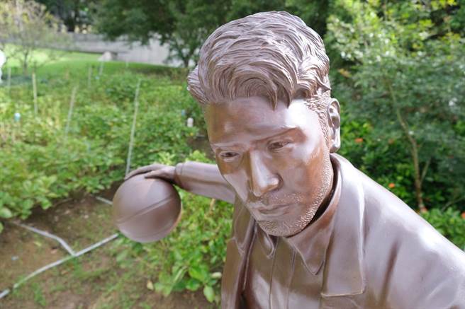 高以翔纪念铜像栩栩如生。（杰星传播提供）