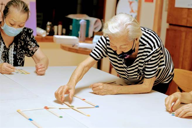 台湾失智症协会和国际失智症协会（ADI）共同呼吁，政府应将「失智症诊断后治疗、照护和支持」视为基本人权。图为失智症长者玩桌游。（台湾失智症协会提供）