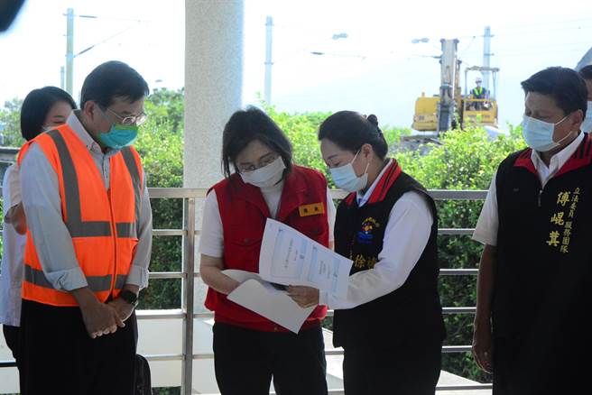 总统蔡英文到东里车站勘灾，县长徐榛蔚提出铁路中断期间需求，立委傅昆萁也希望中央重视，左为交通部长王国材。（王志伟摄）