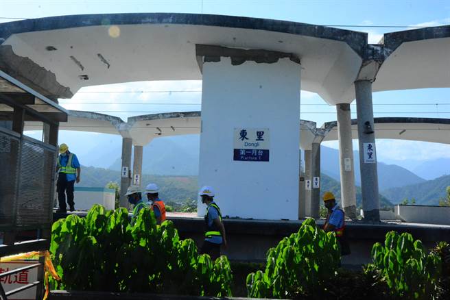 花莲富里东里车站月台倒塌、列车倾斜，灾情相当严重。（王志伟摄）
