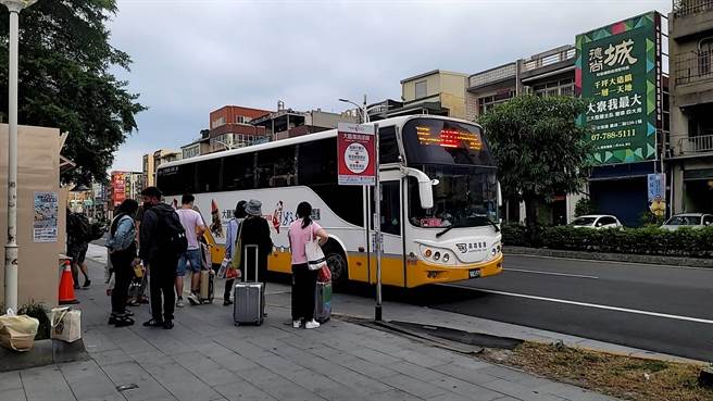 由观光局推动的「台湾好行」，目前有65条路线，当中「大鹏湾琉球线」犹如黑马，启航至今仅2年，乘载量已在今年7月跃升第6名。（谢佳潾摄）