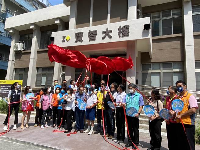 嘉义市长黄敏惠与各界人士共同为宝智大楼揭幕。（廖素慧摄）
