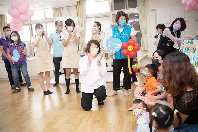 嘉义市长黄敏惠参观宝智大楼「西区社区公共托育家园」。（廖素慧摄）