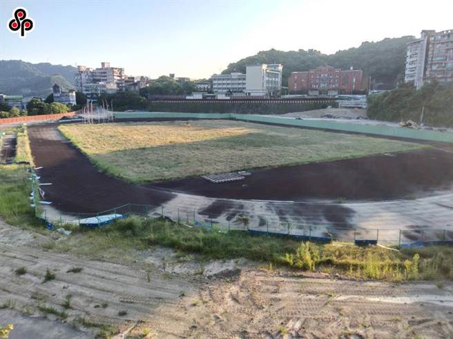 多位基隆市议员关心基隆市立田径场工程进度，基隆市教育处处长杜国正表示，若一切顺利，田径场将于113年6月完工。（本报资料照／张志康基隆传真）