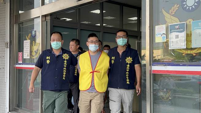 主嫌蔡男（中）在自知法网难逃后，于下午4点多自行到麻豆警分局投案。（张毓翎摄）