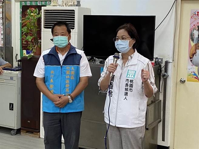 民眾黨桃園市長參選人賴香伶（右）聽取搬遷戶訴苦，將協助民眾處理補償金過低問題。（蔡明亘攝）