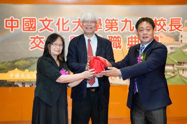 文化大学今(21)日举行第9任校长交接暨就职典礼，在董事长陈泰然(中)监交下，新任校长王子奇(右)从代理校长王淑音(左)手中接过印信。(文大提供／李侑珊台北传真)