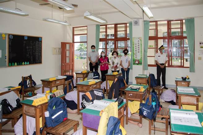 宜蘭縣政府教育處表示，為培養學生在地震發生時，應落實抗震保命三步驟之「趴下、掩護、穩住」。（宜蘭縣政府提供／吳佩蓉宜蘭傳真）