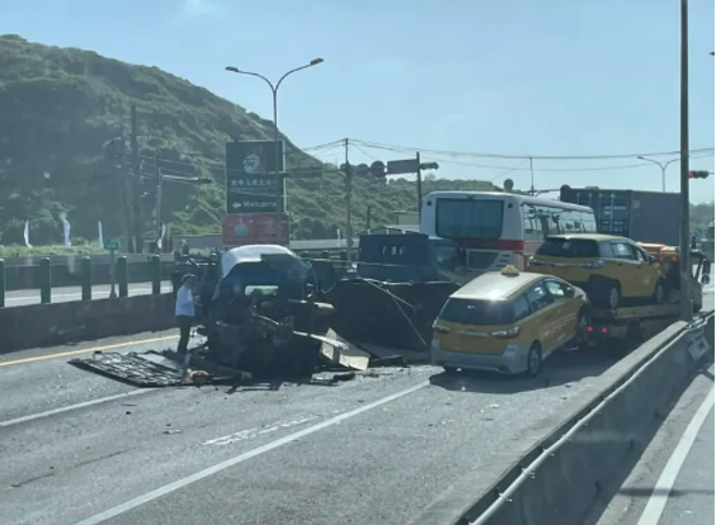 台61西滨快速道路南下22公里竹围路段今（21）下午3点多发生连环追撞事故，其中内线车道有5辆自小客车撞成一团，导致全线封闭。（翻摄自记者爆料网）