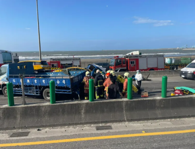 台61西滨快速道路南下22公里竹围路段今（21）下午3点多发生连环追撞事故，其中内线车道有5辆自小客车撞成一团，导致全线封闭。（翻摄自记者爆料网）