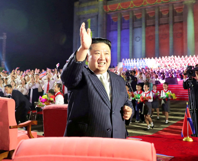 北韩8日晚间的建政74周年活动上，官媒不寻常特写一名女童，让外界猜测可能是金正恩的女儿或金氏家族成员。（图／路透社、朝中社）