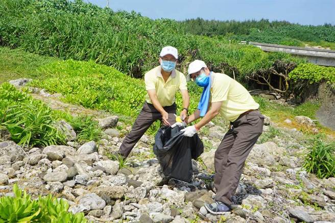 垦丁国家公园管理处为响应世界清洁日，日前扩大举办净滩活动，吸引560人次到后湾、后壁湖、大湾等10处海滩净滩，总共清出637.85公斤的垃圾。（垦管处提供／谢佳潾屏东传真）