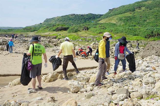 垦丁国家公园管理处为响应世界清洁日，日前扩大举办净滩活动，吸引560人次到后湾、后壁湖、大湾等10处海滩净滩，总共清出637.85公斤的垃圾。（垦管处提供／谢佳潾屏东传真）