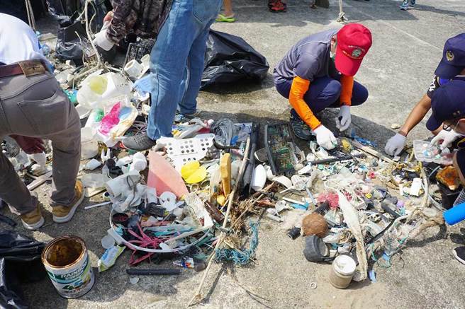 垦丁国家公园管理处为响应世界清洁日，日前扩大举办净滩活动，吸引560人次到后湾、后壁湖、大湾等10处海滩净滩，总共清出637.85公斤的垃圾。（垦管处提供／谢佳潾屏东传真）