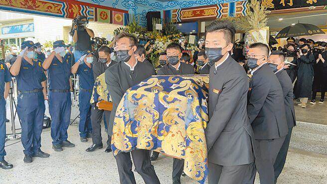 台南市警局2名殉职员警凃明诚、曹瑞杰5日公祭出殡，2人被追晋巡官（资料照片，洪荣志摄）