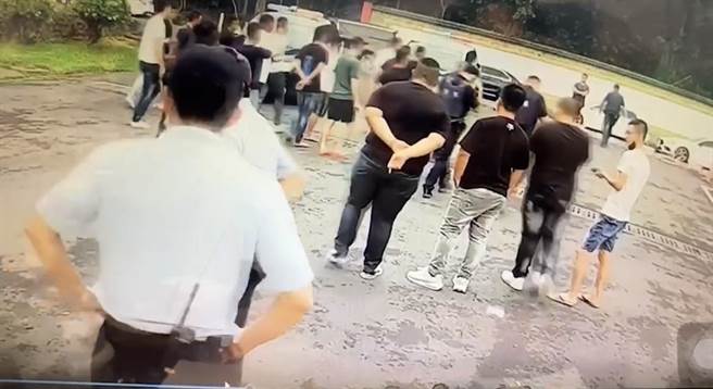 蔡姓男子率眾20日接风假释出狱的林姓受刑人，想在大门外放炮庆祝遭制止，导致后续一连串纷扰。对此，林男喊冤不知情。（读者提供／张毓翎台南传真）