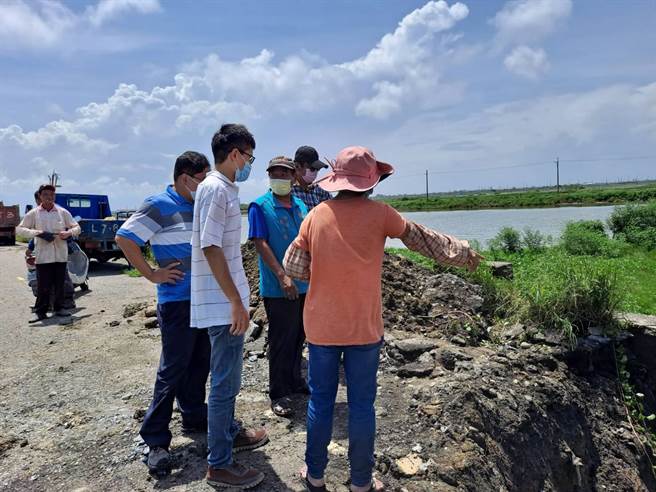 七股区公所人员到场会勘现场受损情况。（议员陈昆和服务处提供／李俊淇台南传真）