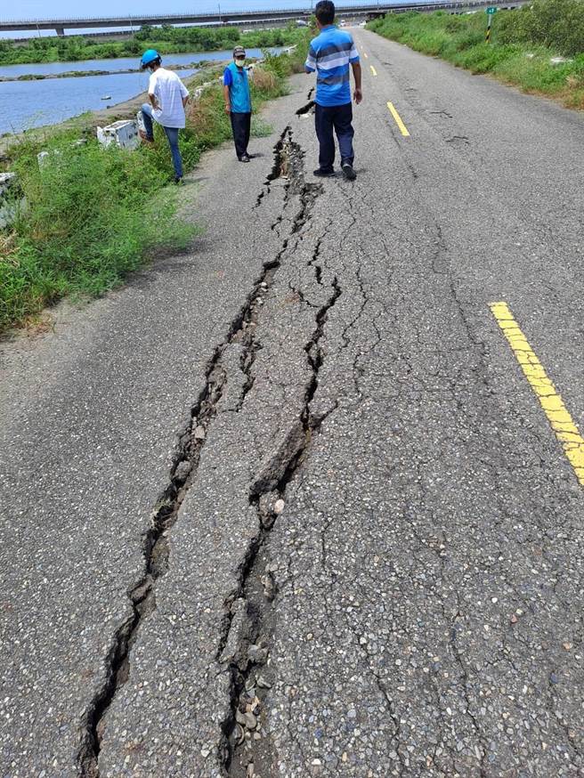 道路出现深度近１公尺的大面积裂痕。（议员陈昆和服务处提供／李俊淇台南传真）