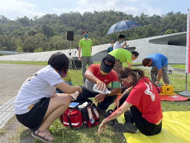 日月潭风管处在921国家防灾日举行防灾演练，模拟强震导致自行车意外的应变能力。（民眾提供／杨静茹南投传真）