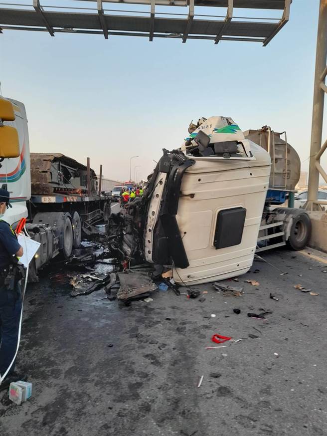 西滨快速道路梧栖段，今天傍晚发生2货车追撞、1人受伤，造成南下车道全面暂时封闭中。(民眾提供)