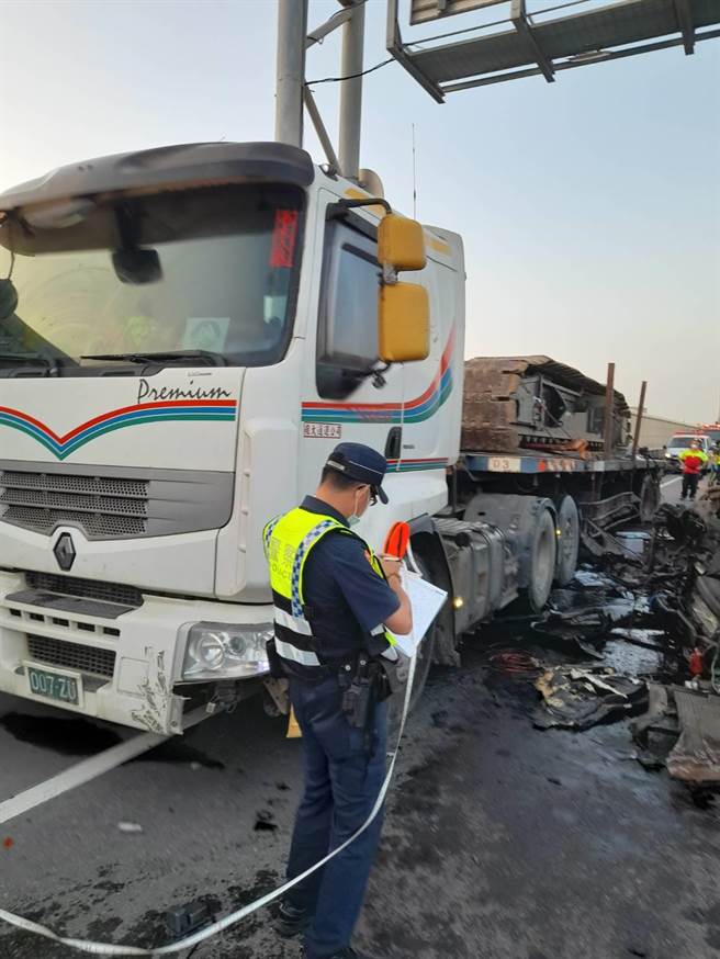 西滨快速道路梧栖段，今天傍晚发生2货车追撞、1人受伤，造成南下车道全面暂时封闭中。(民眾提供)