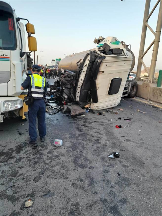 西滨快速道路梧栖段，今天傍晚发生2货车追撞、1人受伤，造成南下车道全面暂时封闭中。(民眾提供)