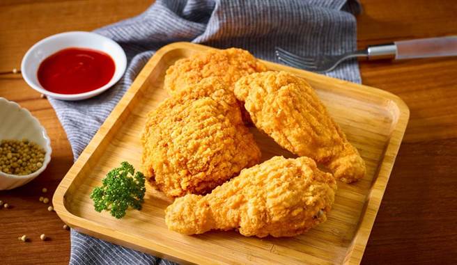 OKmart堪称超商炸鸡始祖，炸鸡类品项最高销量单日可达5千只，香酥棒腿、腿排都买得到，售价60元。（OKmart提供）