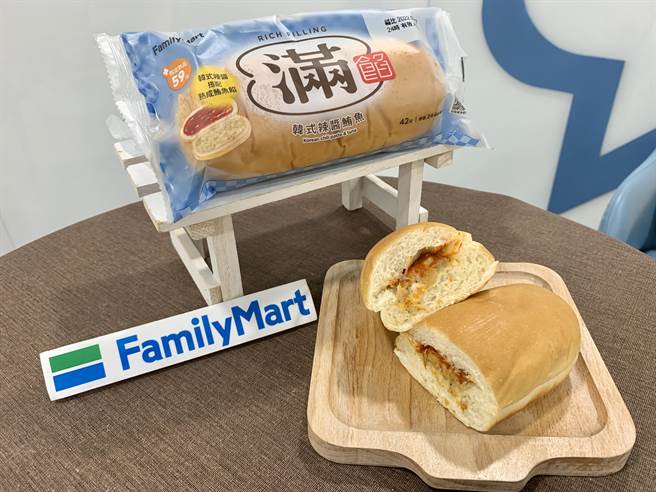 全家「韩式辣酱鲔鱼满馅麵包」甜辣浓郁，售价42元，27日开卖。（全家提供）