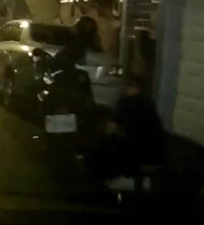 台中大里区和平街日前发生一年轻女子深夜被猥琐股沟男子尾随要求加IG事件，男子被拒后又躲在机车旁装忙。（民眾提供／冯惠宜台中传真）