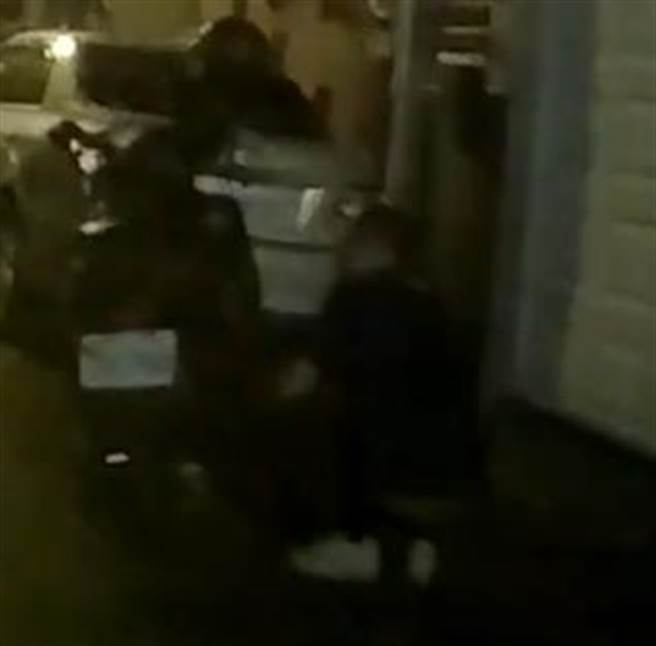 台中大里区和平街日前发生一年轻女子深夜被猥琐股沟男子尾随要求加IG事件，男子被拒后又躲在机车旁装忙。（民眾提供／冯惠宜台中传真）