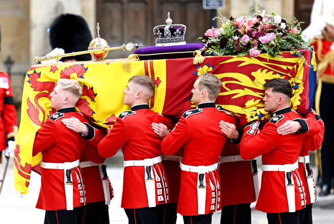 根据英国王室传统，已故女王伊丽莎白二世（Queen Elizabeth II）的遗体不会火化，放置于衬铅棺材后即下葬。（图／TPG、达志影像）