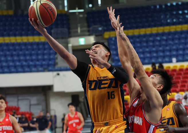 新北中信特攻林韦翰（中）独拿21分、10助攻，帮助球队在跨联盟赛事击败台湾银行。（中华篮协提供）