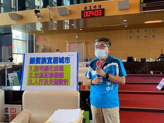 台中市议员李中呼吁市府打造老人专属社会住宅，让台中成为银髮族宜居城市。（张亦惠摄）