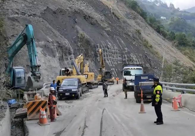 和平区中横台8线便道，77K灵甫桥段落石不断；交通部编列5500万元兴建明隧道及6000万元进行整治上边坡。（民眾提供）