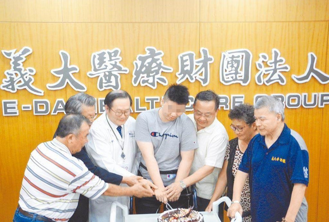 高苑工商舉重隊林姓學生（中間灰衣者）回母校梓官國中受訓時，幫忙搬遭颱風吹倒的樹木，因泥土溼滑跌倒，導致大樹壓在身上，造成林生下半身癱瘓，21日高雄高分院宣判更一審結果，學校需再賠償1100萬元，共計賠償1633萬元。（本報資料照片）