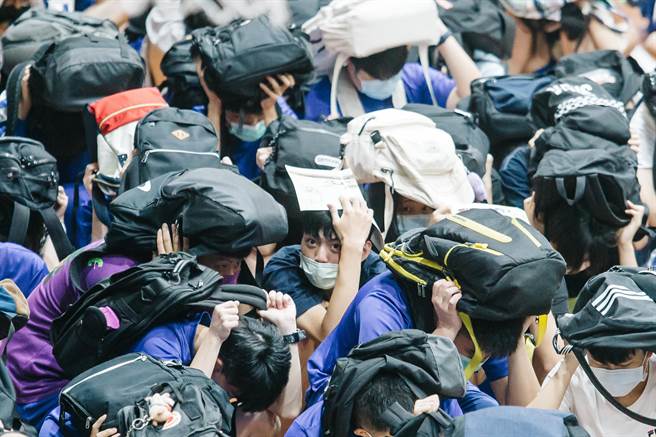 111年国家防灾日防空及震灾复合式灾害疏散避难演练，大直高中的学生在警报声响后，迅速前往安全避难地点集合。（郭吉铨摄）