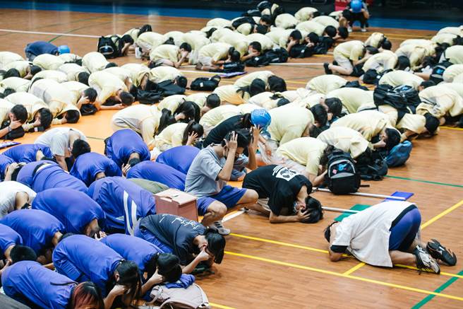 111年国家防灾日防空及震灾复合式灾害疏散避难演练，大直高中的学生在警报声响后，迅速前往安全避难地点集合。（郭吉铨摄）