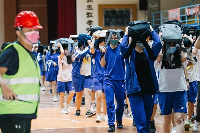 111年国家防灾日防空及震灾复合式灾害疏散避难演练，大直高中的学生在警报声响后，迅速前往安全避难地点集合。（郭吉铨摄）