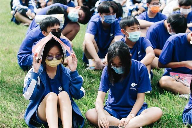 111年国家防灾日防空及震灾复合式灾害疏散避难演练，大直高中的学生在警报声响后，迅速前往安全避难地点集合。（郭吉铨摄）