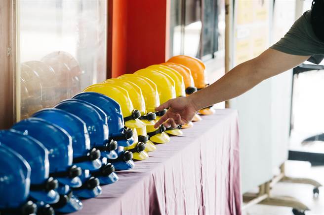 111年国家防灾日防空及震灾复合式灾害疏散避难演练，大直高中的学生在警报声响后，迅速前往安全避难地点集合；图为演练现场避难用胶盔。（郭吉铨摄）