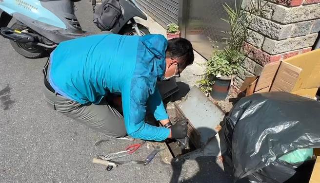 小兄妹因為沒錢繳水費遭斷水電，10餘天沒有洗澡，今在各界協助下終於裝好水錶，讓小兄妹終於可以洗澡了。（民眾提供／吳建輝彰化傳真）