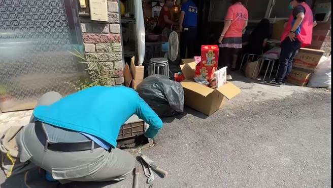 　水公司人員今天上午幫忙裝好水表，小兄妹看到水公司人員來訪相當高興，緊盯著維修人員維修，最終順利裝好後，由其他親屬協助守喪，督促小兄妹們快點去洗澡。（民眾提供／吳建輝彰化傳真）