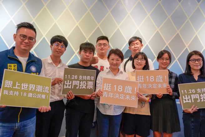 台中市長盧秀燕今（21）日就在臉書上強調，今年年底是歷史上首次「修憲全民複決」，「由全民投票來決定未來，我們的民主正在茁壯」。(取自盧秀燕臉書)
