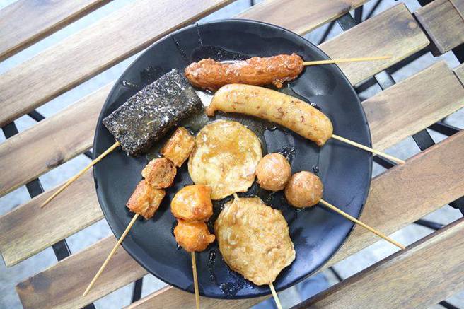 一名网友表示女友吵着吃「黑轮咩」，他买回家后女友却无理取闹。（翻摄自黑轮美脸书）