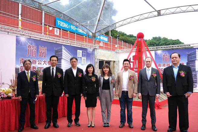 （由龙巖董事长Kelly(右四)率领策略长林孟叡、总经理王群中等一级主管，及筑丰兴业谢宪国总经理(左三)、陈传宗建筑师(左二)、中鹿营造小俣悌二董事长(左一)等代表，进行新建工程开工动土典礼。图∕业者提供）