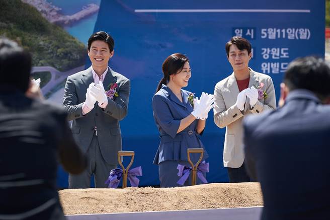 尹斗俊（右一）加盟《政客诚实中2》饰演财力雄厚的建筑公司CEO。（车库娱乐提供）