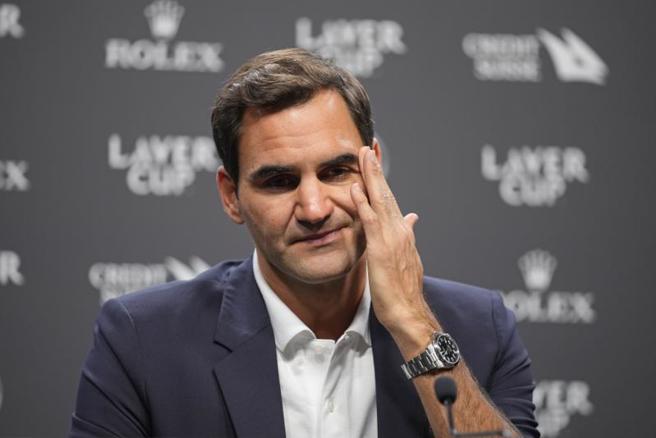 费德勒将在赖佛杯献上生涯最后一战，赛前记者会上费德勒轻拭眼角泪水。(美联社)