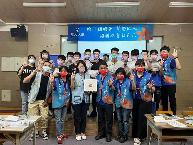 （「元大人寿小树陪伴列车」于0917开跑至南投陈绸儿少家园以实际行动陪伴家园的青少年。图／元大人寿提供）